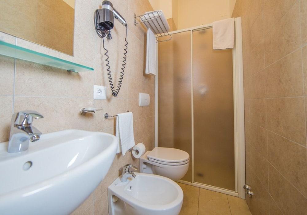 Mediterraneo Hotel & Suites Cattolica Exteriör bild
