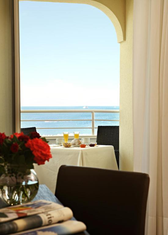 Mediterraneo Hotel & Suites Cattolica Exteriör bild