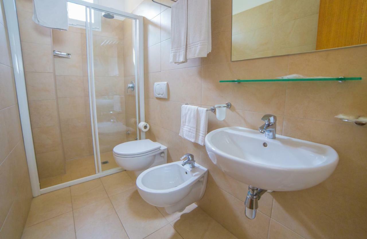 Mediterraneo Hotel & Suites Cattolica Exteriör bild