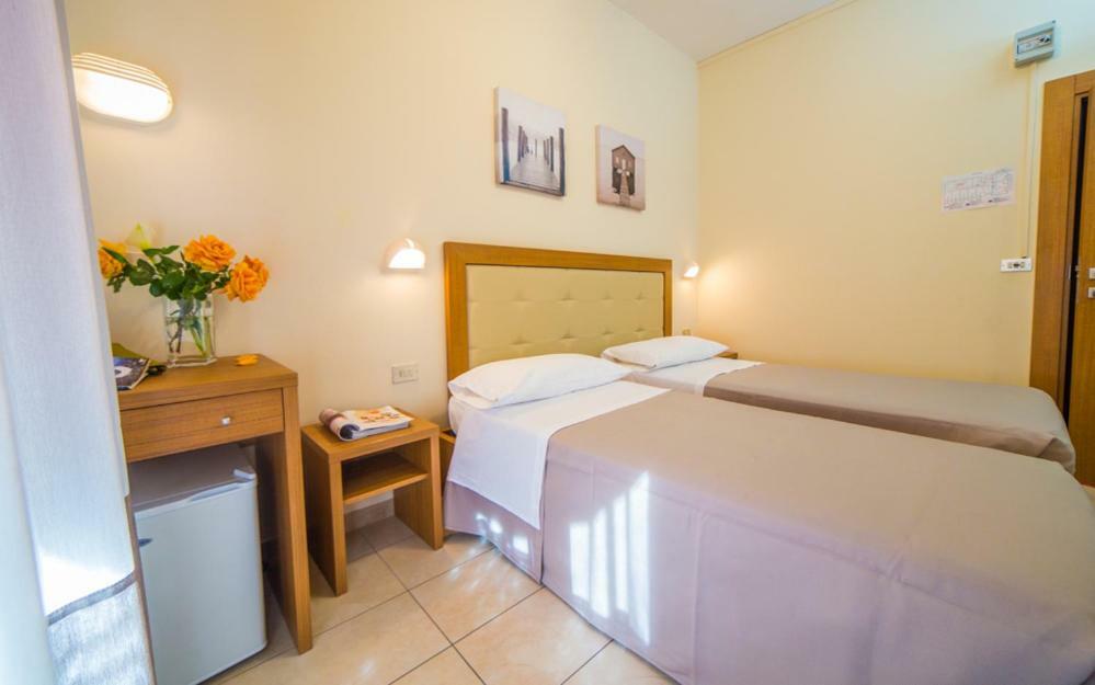 Mediterraneo Hotel & Suites Cattolica Exteriör bild