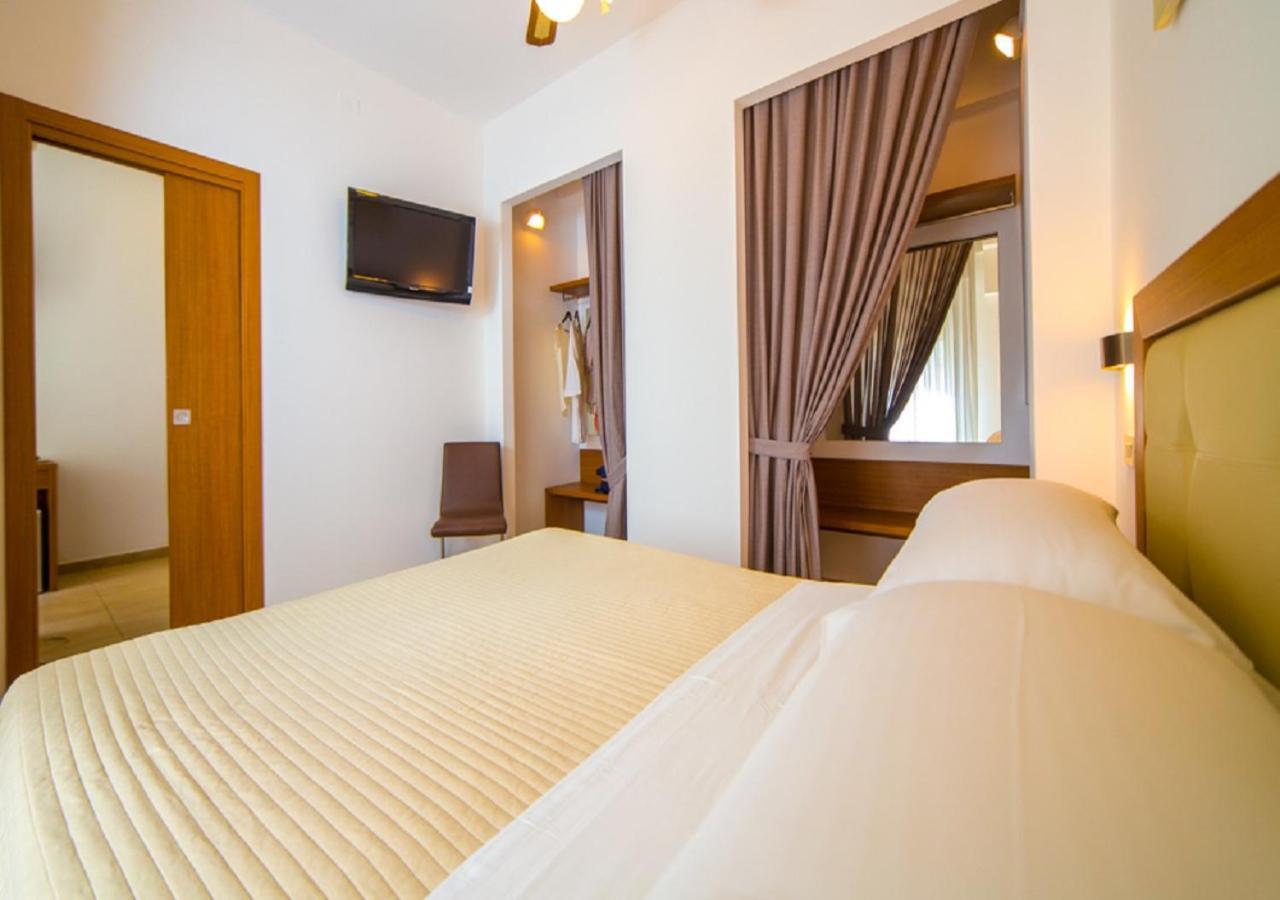 Mediterraneo Hotel & Suites Cattolica Exteriör bild
