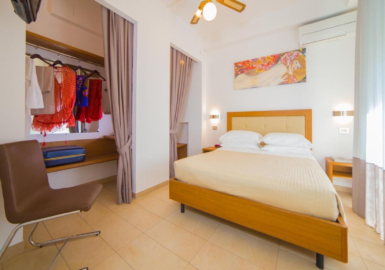 Mediterraneo Hotel & Suites Cattolica Exteriör bild
