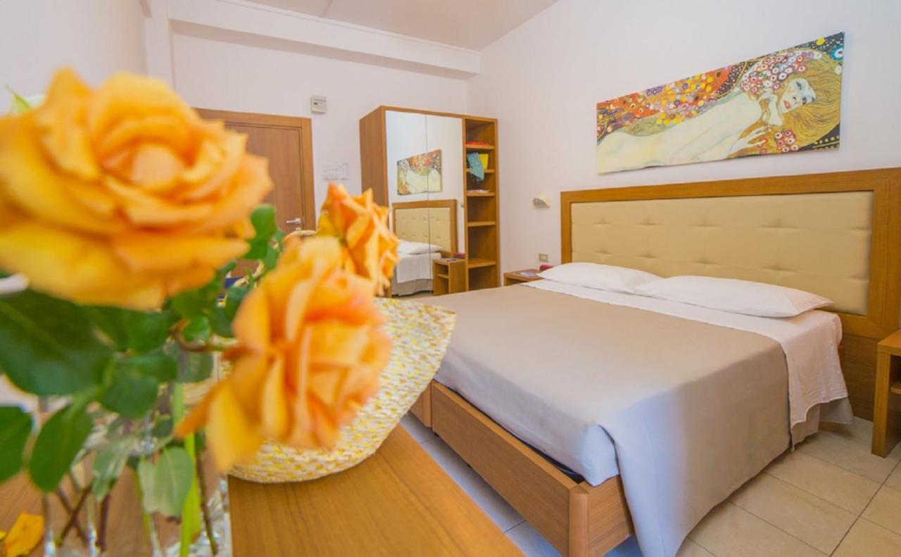 Mediterraneo Hotel & Suites Cattolica Exteriör bild