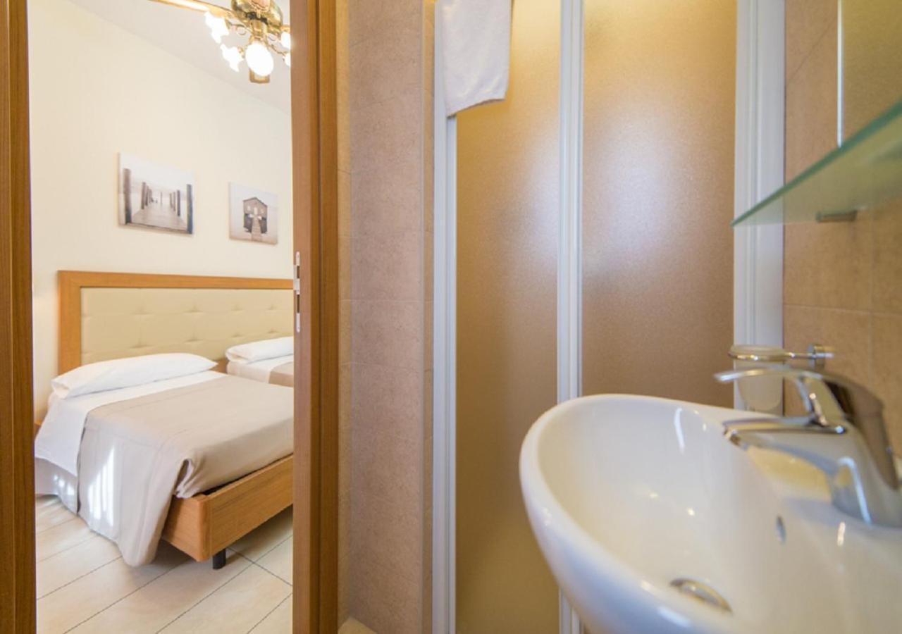 Mediterraneo Hotel & Suites Cattolica Exteriör bild