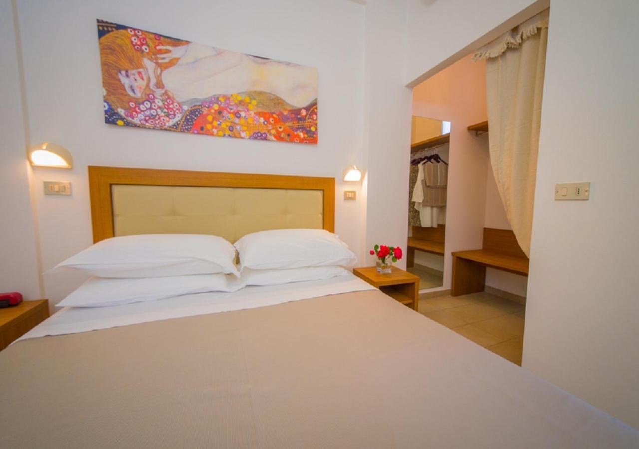 Mediterraneo Hotel & Suites Cattolica Exteriör bild